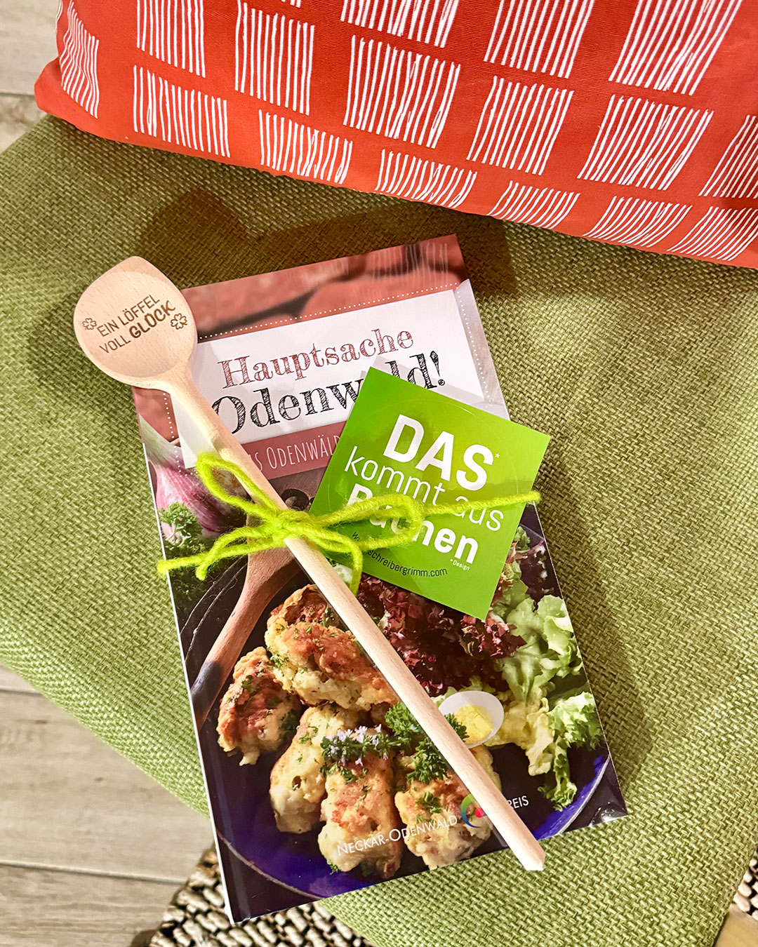 Kochbuch mit Kochlöffel im Geschenkset